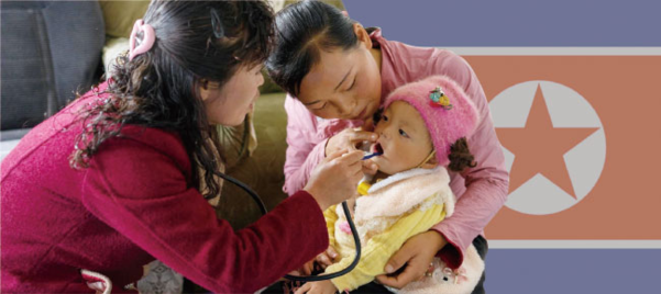 북한 의사가 어린아이의 입을 벌리고 검진하고 있다. /UNICEF