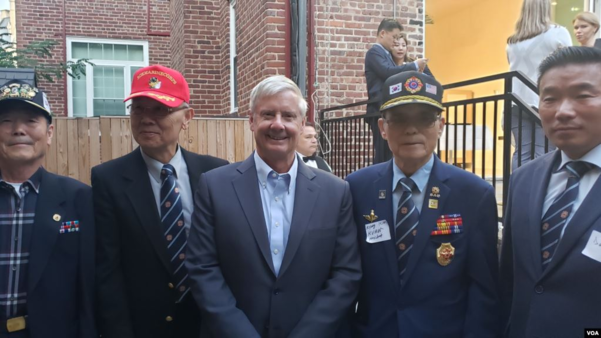 월터 샤프(가운데) 전 한미연합사령관이 지난 20일 워싱턴 한국문화원에서 열린 주한미군전우회 행사에 참석했다./VOA
