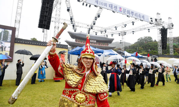 9월 27일부터 3일간 대전 중구 뿌리공원에서 효(孝)를 테마로 한 '대전효문화뿌리축제'와 '대전칼국수축제'가 열린다. 지난해 효문화뿌리축제에서 문중퍼레이드를 하는 모습. /대전 중구청