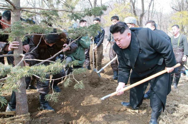 김정은 북한 국무위원장이 조선인민군 항공 및 반항공군 제 447군부대를 방문해 전투비행사들과 함께 나무를 심고 있다. /노동신문