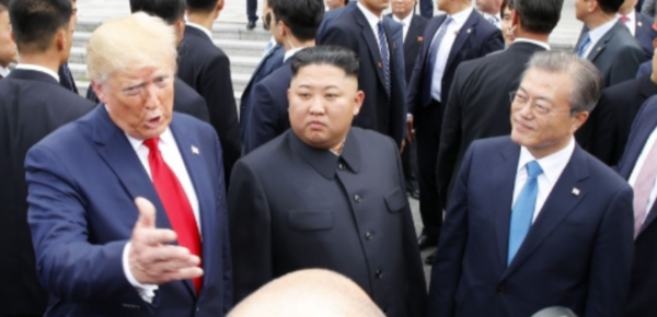 문재인 대통령과 도널드 트럼프 미 대통령, 김정은 북한 국무위원장이 지난6월30일 판문점에서 만나 이야기하고 있다./연합뉴스