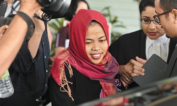  김정남 독살 혐의로 기소됐던 인도네시아인 시티 아이샤(가운데)가 지난 3월 11일 오전 말레이시아 검찰의 기소 취소로 풀려나고 있다. /AFP 연합뉴스