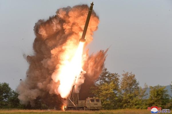 북한이 지난달 10일 김정은 국무위원장의 지도 하에 초대형 방사포 시험사격을 했다며 공개한 발사체 발사 장면. /연합뉴스, 조선중앙통신