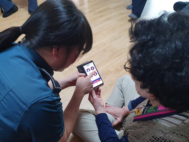 지난달 27일 대구 수성구 상동의 한 경로당에서 수성경찰서 김경휘 순경(왼쪽)이 송숙자 할머니(오른쪽)에게 대구지방경찰청에서 개발한 ‘보이스피싱 간접체험’ 사용법을 설명하고 있다./대구=이승규 기자