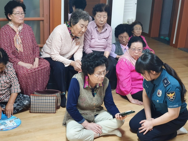 지난달 27일 대구 수성구 상동의 한 경로당에서 할머니들이 보이스피싱 간접체험 프로그램을 사용하고 있다./대구=이승규 기자