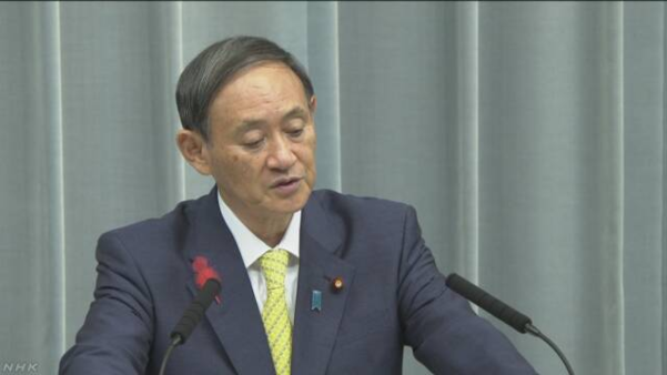 스가 요시히데(菅義偉) 일본 관방장관이 2일 북한의 미사일 도발과 관련해 기자회견을 하고 있다. /NHK