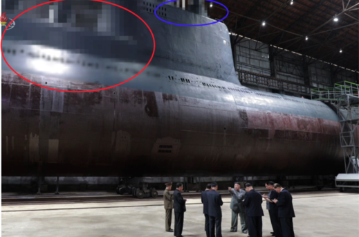 김정은 북한 국무위원장이 새로 건조한 잠수함을 시찰했다고 조선중앙통신이 지난 7월 23일 보도하면서 공개한 사진. 당시 북한 매체는 미사일 사출구로 추정되는 부분(빨간 원)을 모자이크로 처리했다. / 연합뉴스