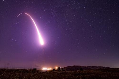  2일(현지시간) 새벽 미 공군의 ICBM 시험발사 장면. /미 공군 홈페이지