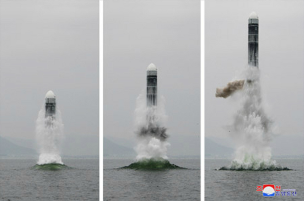 북한이 지난 2일 신형 잠수함발사탄도미사일(SLBM) '북극성-3형'을 성공적으로 시험발사했다고 조선중앙통신이 3일 보도했다. 사진은 중앙통신 홈페이지에 공개된 북극성-3형 발사 모습. /연합뉴스