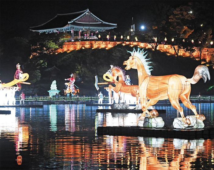 지난 1일 경남 진주 시내를 가로지르는 남강에서 형형색색 유등이 가을밤을 환하게 밝히고 있다. 태풍 우려에 휴장했던 일부 구간도 4일부터 정상 개장한다.