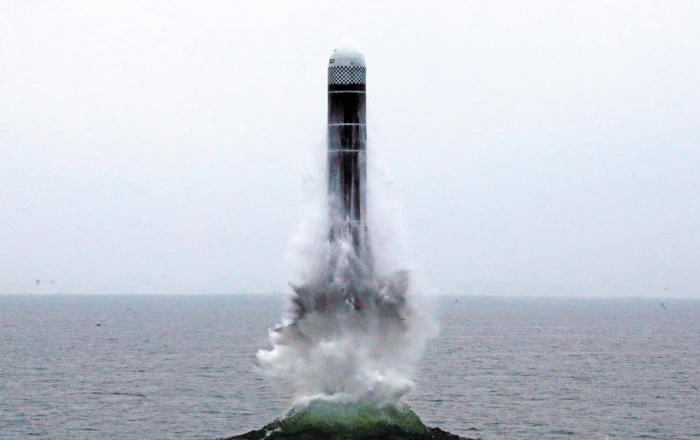 조선중앙통신이 3일 신형 잠수함발사탄도미사일(SLBM) ‘북극성-3형’의 시험 발사에 성공했다며 공개한 사진 속에 지난 2일 원산만 인근 해상에서 발사되는 북극성-3형 미사일의 모습이 담겨 있다. 