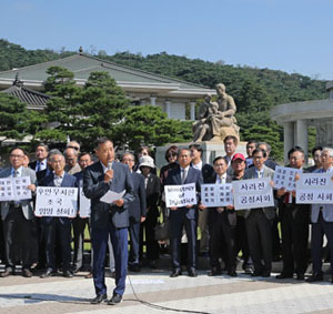 지난달 19일 청와대 앞 분수광장에서 ‘정교모’에 참여한 교수들이 조국 법무부 장관 임명 철회를 요구하는 집회를 열었을때 최원목 교수가 앞에 나와 발언하는 모습./조선일보DB