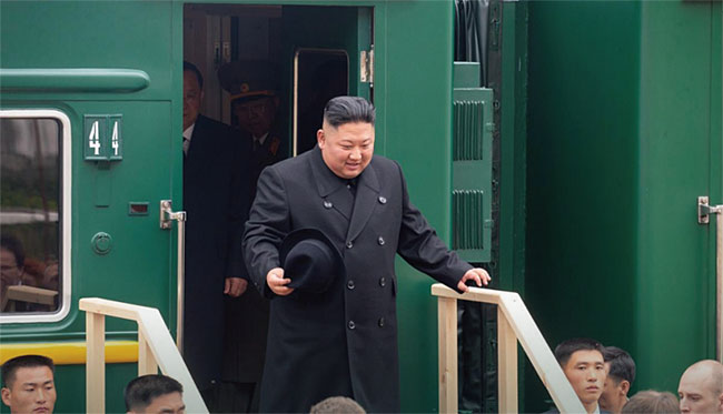지난 4월 러시아를 방문한 북한 김정은 위원장이 자신의 전용열차에서 하차하고 있다. photo 뉴시스