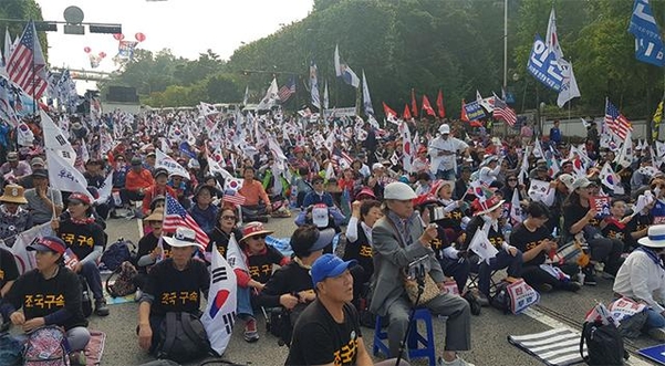 5일 오후 서울 서초경찰서 앞에서 조국 법무부 장관 지지자들 뒤편으로 태극기 집회 참가자들이 보인다. /권오은 기자