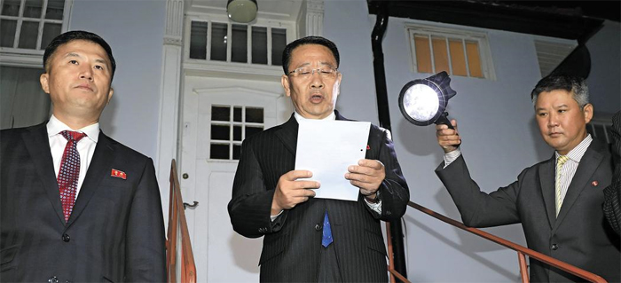 미·북 비핵화 실무협상의 북측 대표인 김명길(가운데) 외무성 순회대사가 5일(현지 시각) 스웨덴 스톡홀름 북한대사관 앞에서 ‘협상 결렬’을 선언하는 입장문을 낭독하고 있다. ‘하노이 노딜’ 이후 약 8개월 만에 재개된 양측의 협상은 8시간 반 만에 성과 없이 끝났다.