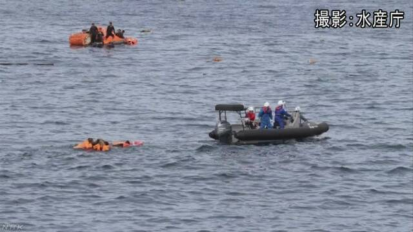  구명보트를 탄 일본 수산청 어업지도선 오쿠니(大國)호 선원들이 7일 ‘야마토타이(대화퇴·大和堆)’ 지역에 빠진 북한 어선 선원들을 구조하고 있다. 일본 언론에 따르면 이날 오전 오쿠니호에 충돌한 북한 어선이 침몰했다. /수산청
