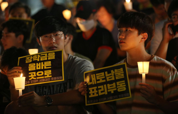 지난달 28일 오후 서울대학교 관악캠퍼스 학생회관 앞 아크로계단에서 '제2차 조국 교수 STOP! 서울대인 촛불집회'에 참가한 서울대 학생 및 졸업생 등 참가자들이 촛불을 들고 있다. /남강호 기자