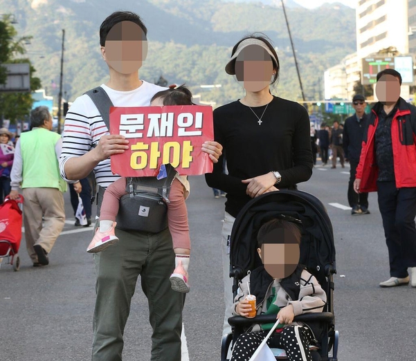 9일 서울 광화문 태평로에 조국 장관 사퇴를 촉구하기 위해 가족 단위의 시민들도 참여했다. /남강호 기자