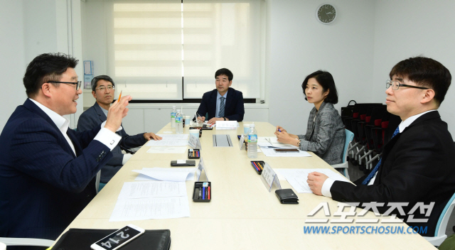 ◇'한일 냉전시대 대한민국관광산업의 대응전략'을 주제로 한 전문가 좌담회가 최근 한국관광공사 서울센터에서 열렸다. 스포츠조선 김형우 부국장의 사회로 이충기 경희대 호텔관광대학 관광학부 교수, 김현주 한국문화관광연구원 관광정책연구실장, 하상석 한국관광공사 일본팀장, 서태석 한국 라쿠텐 트래블 총괄본부장이 전문가 페널로 참석해 열띤 토론을 벌였다.=최문영 기자 deer@sportschosun.com
