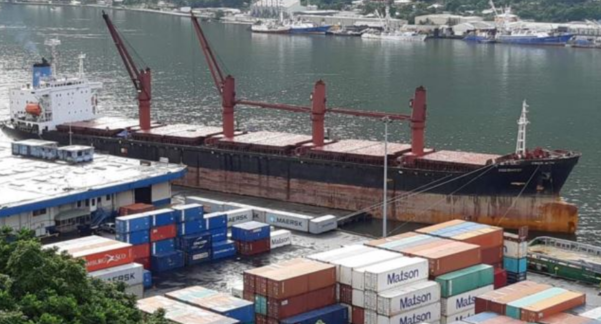  대북 제재 위반을 이유로 미국 정부가 억류해 매각 처리한 북한 선박 와이즈 어네스트 호가 지난 6월 미국령 사모아의 수도 파고파고 항구에 계류돼 있다. /VOA
