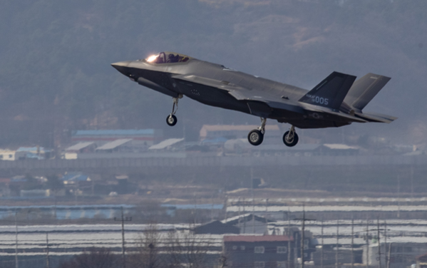 한국의 첫 스텔스 전투기 F-35A가 지난 3월 29일 오후 청주 공군기지에 착륙하고 있다./연합뉴스
