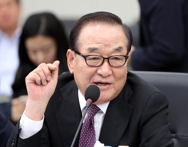 무소속 서청원 의원이 지난 8일 서울 용산구 합동참모본부에서 열린 국회 국방위원회 국정감사에서 질의하고 있다. /연합뉴스