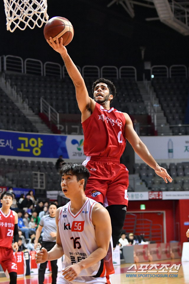오리온 하워드의 레이업 슛 장면. 사진제공=KBL