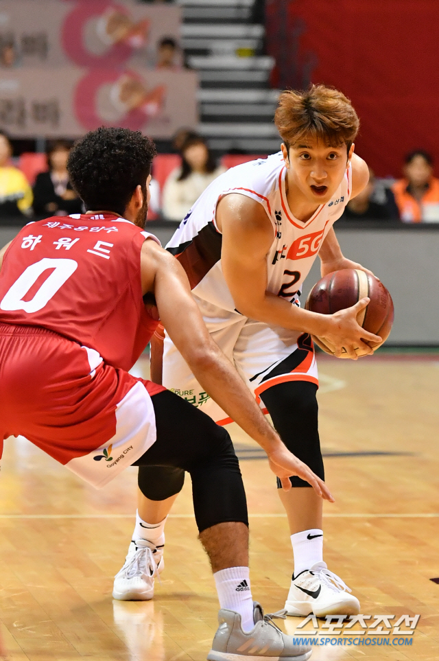 KT 허 훈과 오리온 하워드의 매치업 장면. 사진제공=KBL