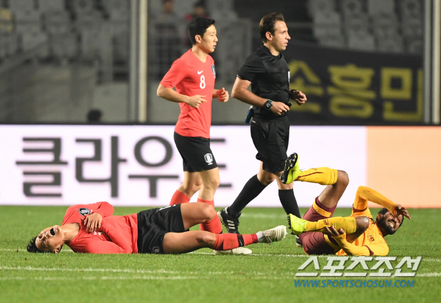 한국과 스리랑카의 2022 카타르 월드컵 아시아 지역 2차 예선 경기가 10일 화성종합경기타운 주경기장에서 열렸다. 볼을 다투던 백승호가 그라운드에 넘어져 고통스러워하고 있다. 화성=허상욱 기자 wook@sportschosun.com/2019.10.10/