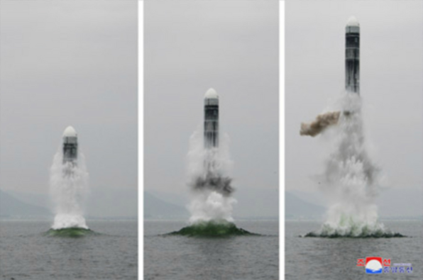 북한이 지난 2일 신형 잠수함발사탄도미사일(SLBM) ‘북극성-3형’을 성공적으로 시험발사했다고 조선중앙통신이 3일 보도했다. 사진은 중앙통신 홈페이지에 공개된 북극성-3형 발사 모습. /연합뉴스
