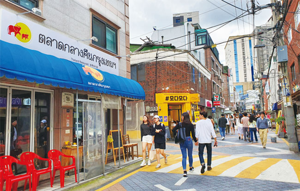 지하철 2호선 서울대입구역 인근의 ‘샤로수길’. 서울대입구역은 공실률, 임대료 상승률, 자본수익률을 고려했을 때 상가 투자 여건이 가장 좋은 곳 1위였다. / 김소희 기자