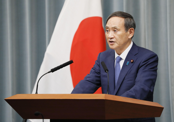  일본 정부 대변인인 스가 요시히데 관방장관이 지난 9월 11일 새 내각의 각료 명단을 발표하고 있다. /연합뉴스