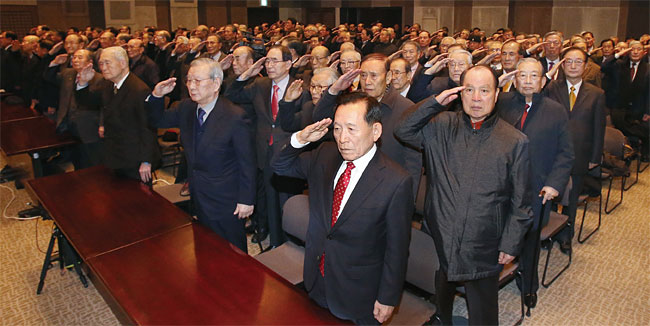 지난 1월 30일 서울 중구 프레스센터에서 열린 ‘대한민국 수호 예비역 장성단’ 출범식에서 전직 국방부 장관 등 예비역 장성 450여명이 국기에 대한 경례를 하고 있다. photo 오종찬 조선일보 기자