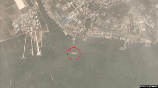 지난 5일 촬영된 위성사진에 90m 길이의 대형 유조선(원 안)이 북한 남포의 해상 유류 하역시설에서 포착됐다. /VOA·Planet Labs Inc.