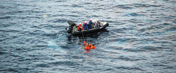 구명보트를 탄 일본 수산청 어업지도선 오쿠니(大國)호 선원들이 7일 바다에 빠진 북한 선원들을 구조하고 있다. 일본 언론에 따르면 이날 오전 오쿠니호에 북한 어선이 충돌해 어선이 침몰했다. /로이터·연합뉴스