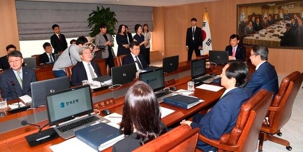 이주열 한은 총재가 지난 8월 30일 오전 서울 중구 한은 본관에서 금융통화위원회 본회의를 주재하고 있다./연합뉴스