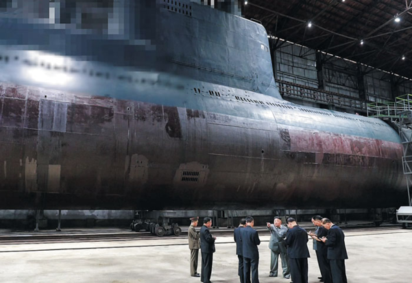 북한이 지난 7월 공개한 신형 잠수함. 북한은 잠수함발사탄도미사일(SLBM) 발사관이 있을 것으로 추정되는 부분은 모자이크 처리를 했다. 3000t급으로 예상되는 이 잠수함에는 SLBM 2~3기를 실을 수 있는 것으로 알려졌다. 전문가들은 신형 잠수함이 완성되면 괌·하와이는 물론 미국 본토까지 SLBM의 사정권에 들어갈 수 있다고 했다. /조선중앙TV