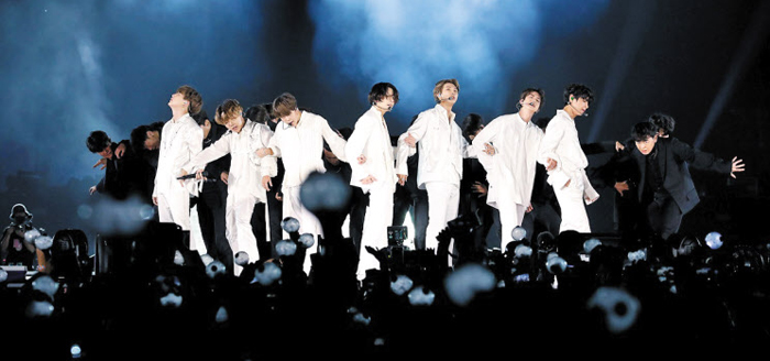 사우디아라비아 리야드에서 공연하는 BTS. 이슬람 문화를 존중하기 위해 노출 의상을 최소화했다.
