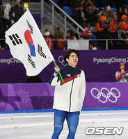 [사진]男 빙속 500m 깜짝 은메달 안긴 차민규