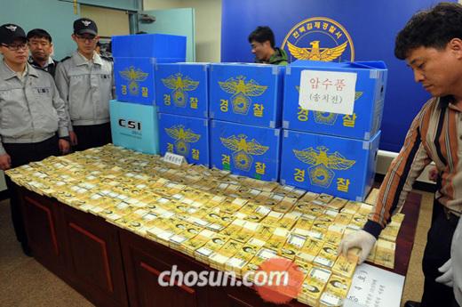 전북 김제경찰서. 불법인터넷게임 자금으로 전북 김제시 금구면의 한 마늘밭에서 포크레인을 동원해 캔 110여억 현금다발. 모두 8개박스로 그중 한개만 개봉해 공개했다. 바닥에 깔려있는것만 20여억이다. /김영근 기자 kyg21@chosun.com