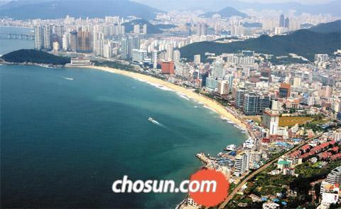 천혜의 풍광을 지닌 바다와 해변, 부산의‘맨해튼’으로 변신중인 명품 주거단지와‘뉴욕’을 떠올리는 상업지구로 성장중인 마린시티와 센텀시티…. 동북아 최고의 관광명소가 될 초대형 관광리조트 프로젝트가 추진중인 곳. 해운대에 세계 일류 도시를 향한 꿈이 영글고 있다./김용우 기자 yw-kim@chosun.com