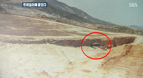 익명의 주한미군이 촬영한 것이라며 78년 당시, 경북 왜관의 미군기지 캠프 캐럴에 고엽제를 묻었다고 주장하는 사진을 공개했다. /출처=SBS 뉴스영상 촬영
