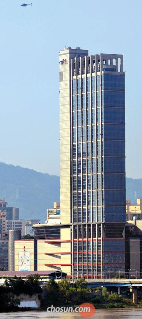 全입주민에 3일간 퇴거명령… 5일 오전 위아래로 10여분간 흔들려 입주민과 방문객 500여명이 대피한 서울 광진구 구의동 테크노마트 건물 모습. 지상 39층 높이의 이 건물은 1998년 철골 구조로 지어져 진도 7.0 이상의 지진에도 견디도록 설계돼 있지만, 이날 원인 모를 진동으로 대소동이 벌어졌다. 서울 광진구청은 테크노마트 건물 전체 입주민에게 3일간 퇴거명령을 내리고 정밀 안전진단에 들어갔다. /전기병 기자 gibong@chosun.com