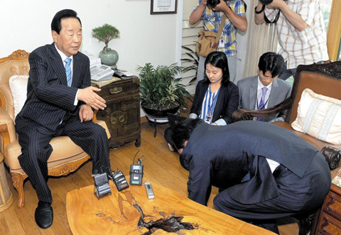 6일 서울 상도동의 김영삼 전 대통령의 자택을 방문한 홍준표 한나라당 대표가 김 전 대통령에게 큰절을 하고 있다. /국회사진기자단