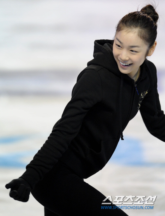 피겨스타 김연아가 KCC와 함께 '스위첸 올댓스케이트 스프링 2011' 아이스 쇼를 연다. 김연아가 오는 6일 부터 3일간 잠실실내체육관에서 펼쳐질 아이스쇼에 앞서 4일오후 리허설을 하고 있다. 이번 아이스쇼에는 김연아 뿐만아니라 스테판 랑비엘, 센슈에, 자오홍보등 세계 정상급 스케이터들이 등장한다.
잠실=최문영 기자 deer@sportschosun.com