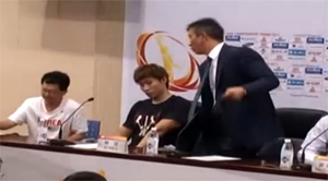중국 취재진의 무례함에 폭발한 허재 한국 남자농구 대표팀 감독이 기자회견장을 떠나고 있다. /해당 동영상 캡처