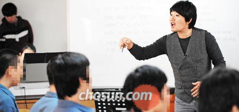 가수 이승철이 수감자들로 합창단을 만들어 공연하는 내용의 영화‘하모니’를 경북 김천에서 재현하고 있다. 김천 소년교도소 재소자 합창단을 가르치는‘선생님’으로 나서 재능 기부를 하고 있는 것이다. 이승철이 18일 김천에 내려가‘제자’들을 지도하고 있는 모습. /김천=남강호 기자 kangho@chosun.com