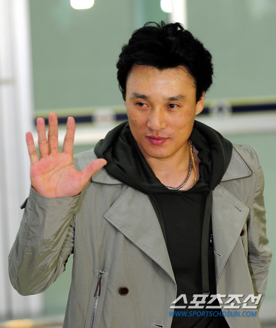 이승엽이 지난 4일 8년간의 일본 생활을 정리하고 김포공항을 통해 귀국하고 있다.
김포공항=김재현 기자 basser@sportschosun.com