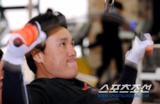 이승엽이 삼성의 자랑거리인 삼성트레이닝센터에서 훈련을 하기로 해 눈길을 끌고 있다. 지난 2009년 1월 이승엽이 웨이트트레이닝을 하고 있는 모습이다. 스포츠조선 DB