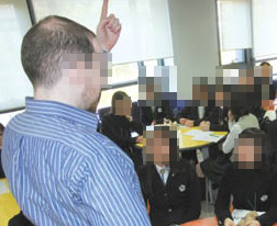 서울의 한 고교에서 학생들이 원어민강사가 진행하는 수업을 듣고 있다. /조선일보DB